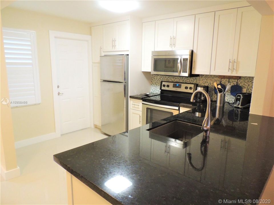 Recently Rented: $1,690 (1 beds, 1 baths, 900 Square Feet)