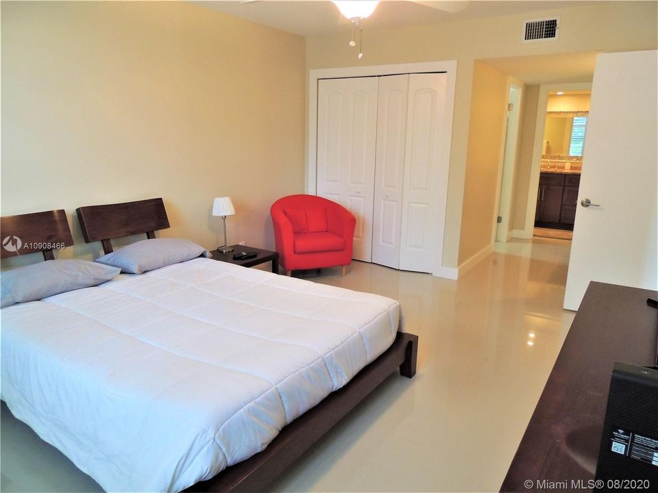 Recently Rented: $1,690 (1 beds, 1 baths, 900 Square Feet)
