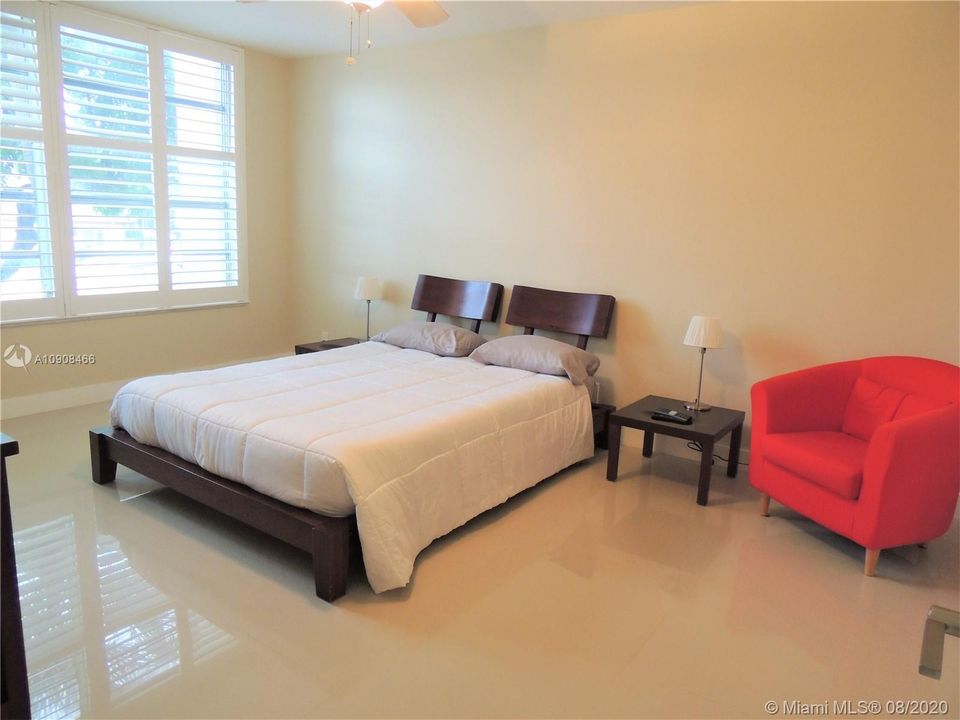 Recently Rented: $1,690 (1 beds, 1 baths, 900 Square Feet)