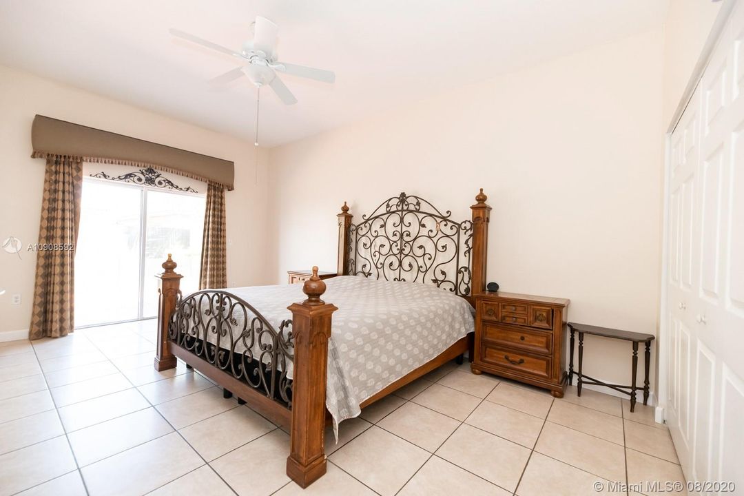 Recently Sold: $425,000 (4 beds, 2 baths, 1872 Square Feet)