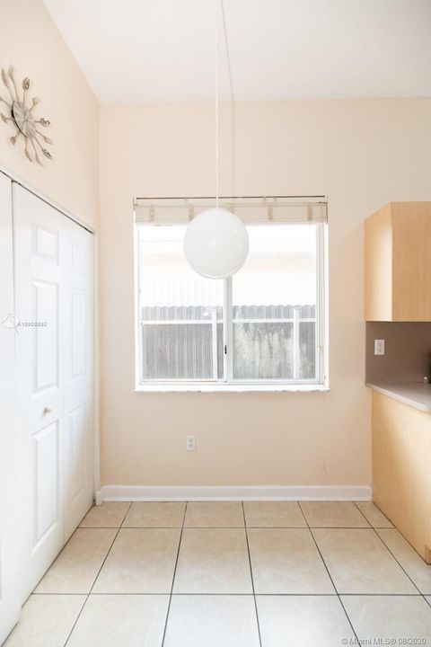 Recently Sold: $425,000 (4 beds, 2 baths, 1872 Square Feet)