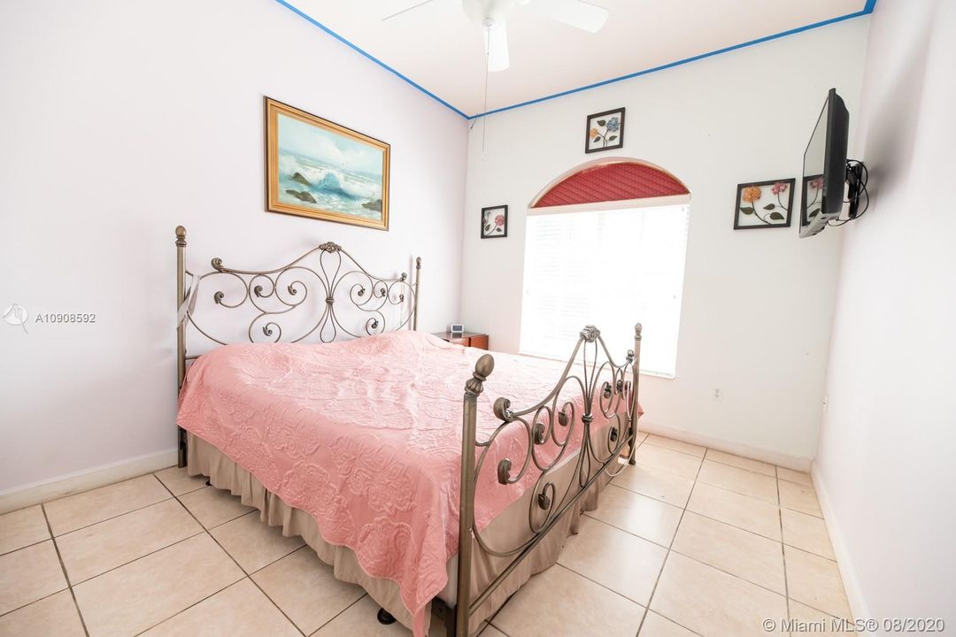 Recently Sold: $425,000 (4 beds, 2 baths, 1872 Square Feet)