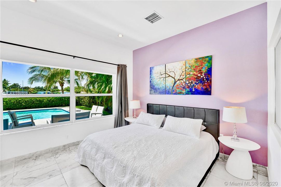 Vendido Recientemente: $3,300,000 (4 camas, 4 baños, 3293 Pies cuadrados)