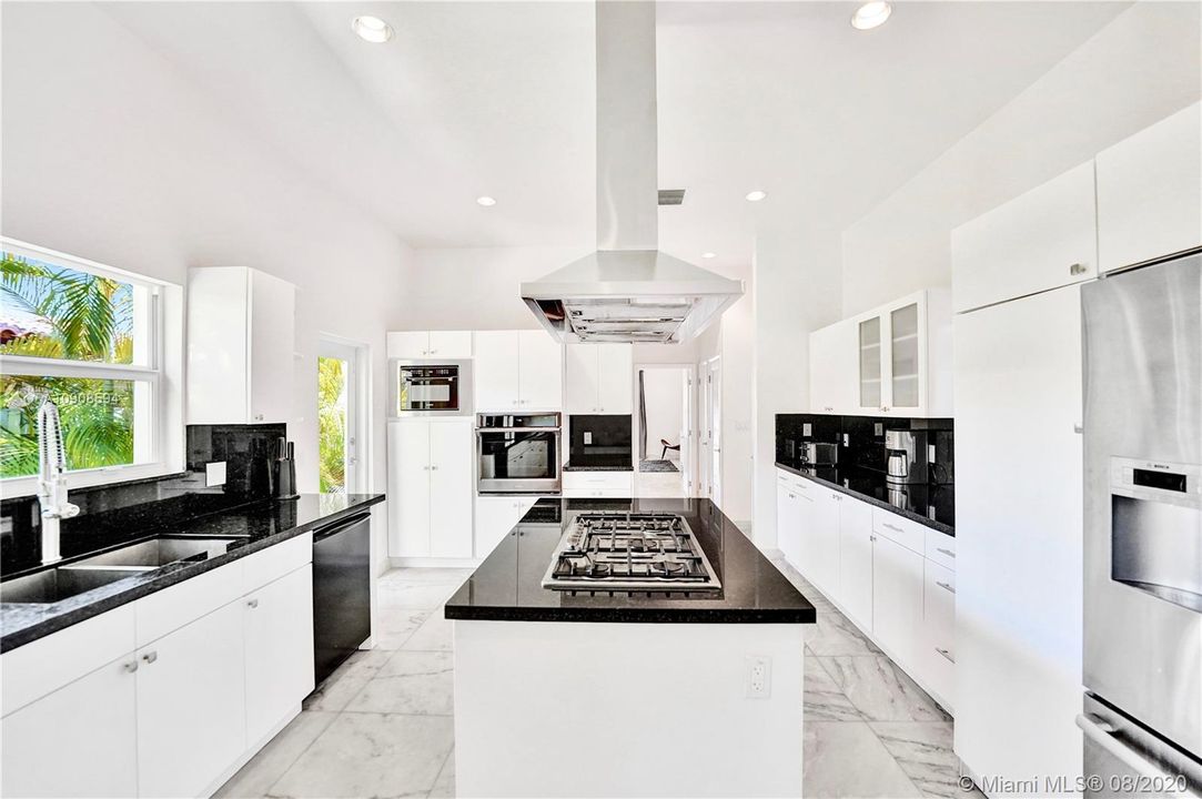 Vendido Recientemente: $3,300,000 (4 camas, 4 baños, 3293 Pies cuadrados)