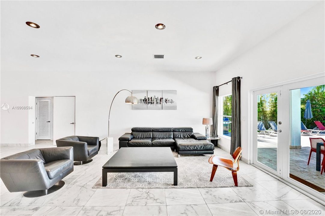 Vendido Recientemente: $3,300,000 (4 camas, 4 baños, 3293 Pies cuadrados)