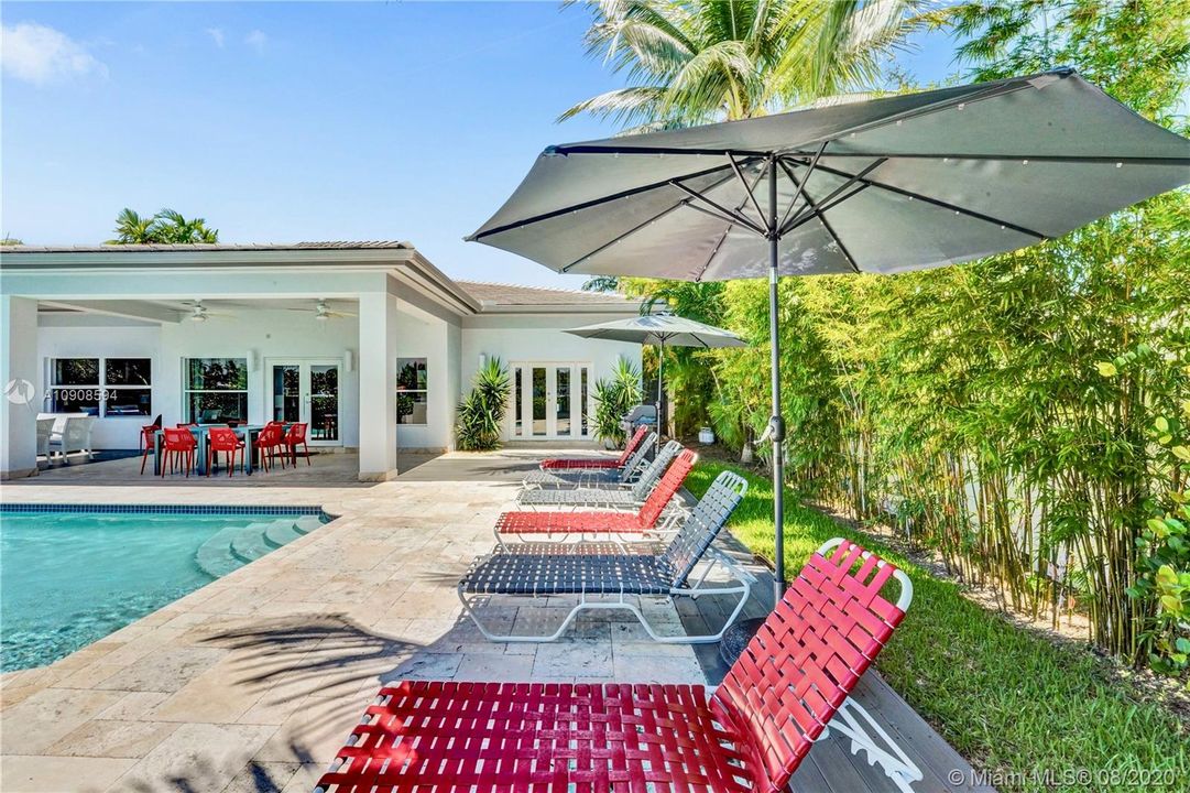 Vendido Recientemente: $3,300,000 (4 camas, 4 baños, 3293 Pies cuadrados)