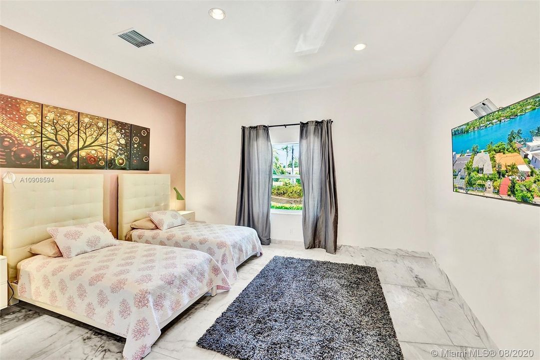 Vendido Recientemente: $3,300,000 (4 camas, 4 baños, 3293 Pies cuadrados)
