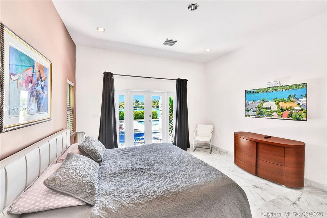 Vendido Recientemente: $3,300,000 (4 camas, 4 baños, 3293 Pies cuadrados)