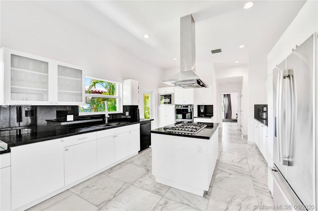 Vendido Recientemente: $3,300,000 (4 camas, 4 baños, 3293 Pies cuadrados)