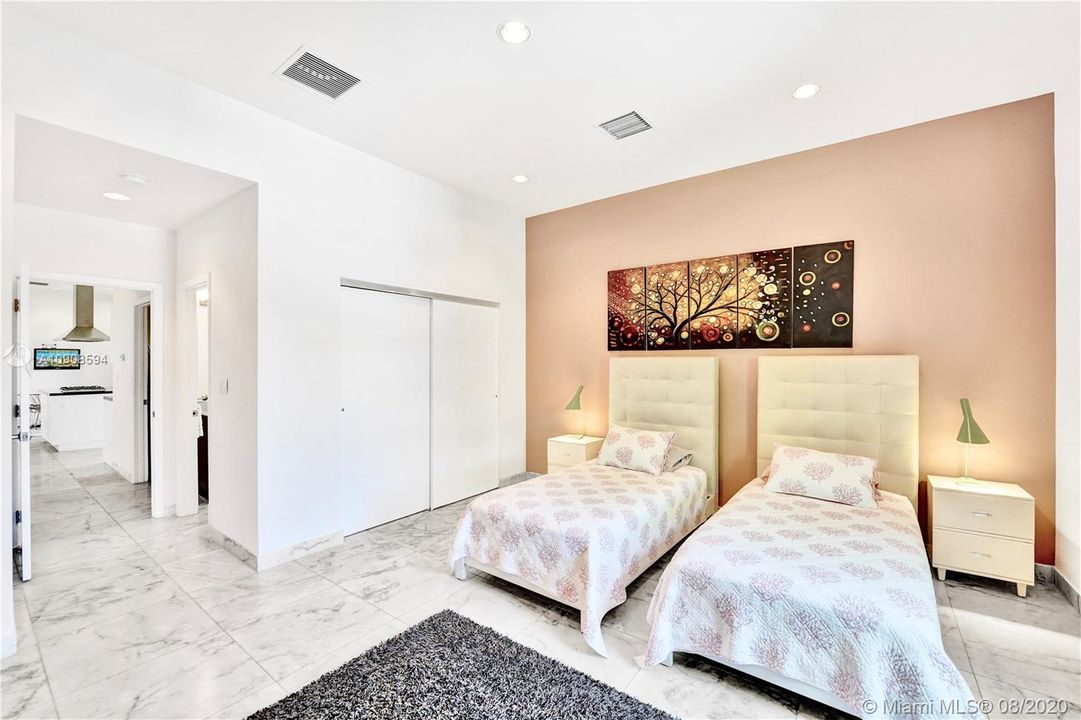 Vendido Recientemente: $3,300,000 (4 camas, 4 baños, 3293 Pies cuadrados)