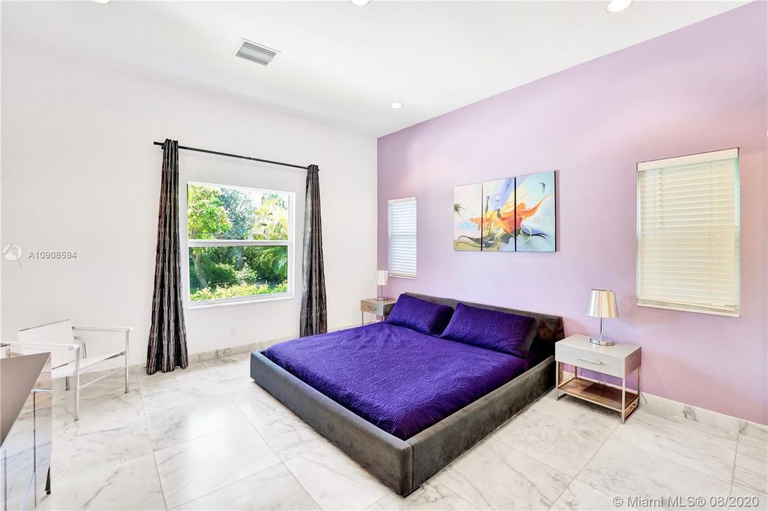 Vendido Recientemente: $3,300,000 (4 camas, 4 baños, 3293 Pies cuadrados)