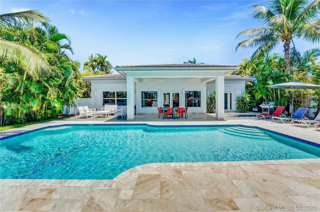 Vendido Recientemente: $3,300,000 (4 camas, 4 baños, 3293 Pies cuadrados)