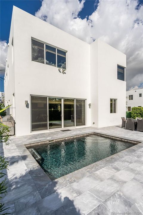 Recientemente alquilado: $4,850 (5 camas, 4 baños, 3113 Pies cuadrados)