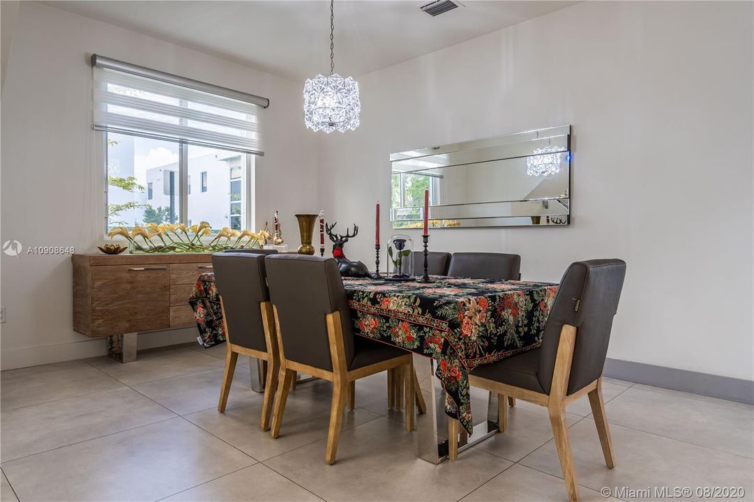 Recientemente alquilado: $4,850 (5 camas, 4 baños, 3113 Pies cuadrados)