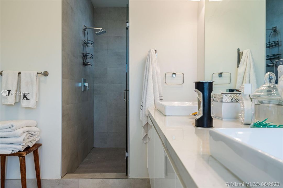 Recientemente alquilado: $4,850 (5 camas, 4 baños, 3113 Pies cuadrados)