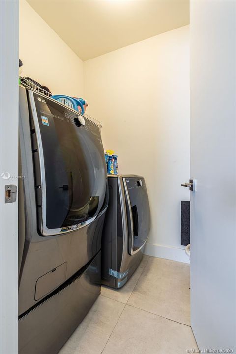 Recientemente alquilado: $4,850 (5 camas, 4 baños, 3113 Pies cuadrados)