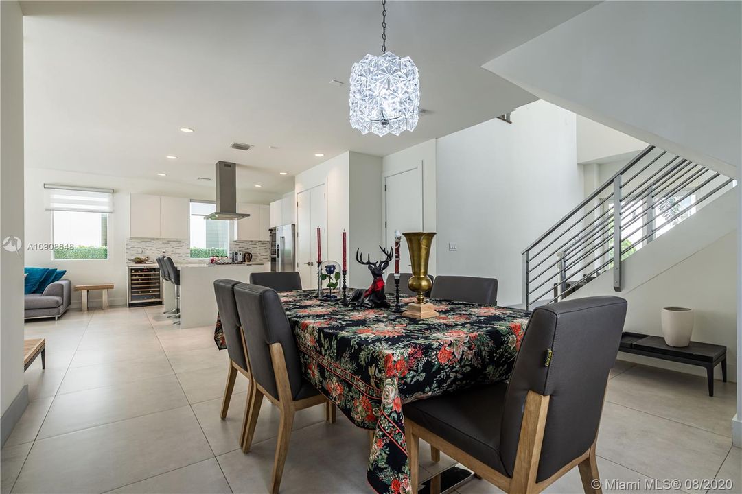 Recientemente alquilado: $4,850 (5 camas, 4 baños, 3113 Pies cuadrados)