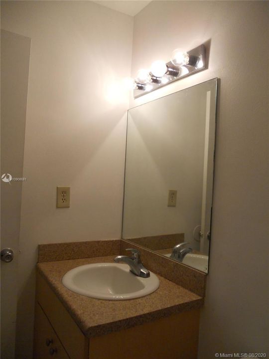 Recently Sold: $121,500 (3 beds, 2 baths, 930 Square Feet)