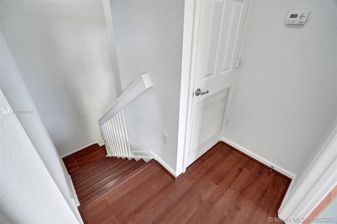 Недавно продано: $249,900 (2 спален, 2 ванн, 1000 Квадратных фут)