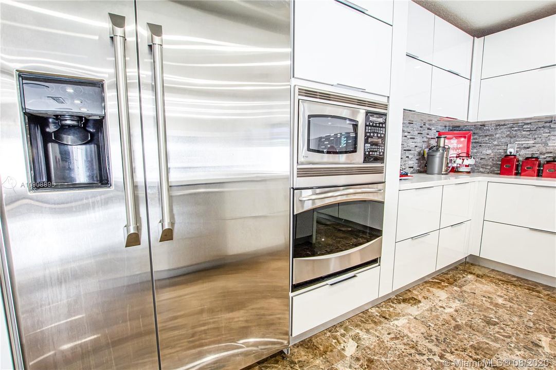 Vendido Recientemente: $950,000 (5 camas, 3 baños, 4213 Pies cuadrados)
