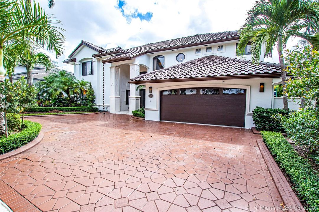 Vendido Recientemente: $950,000 (5 camas, 3 baños, 4213 Pies cuadrados)