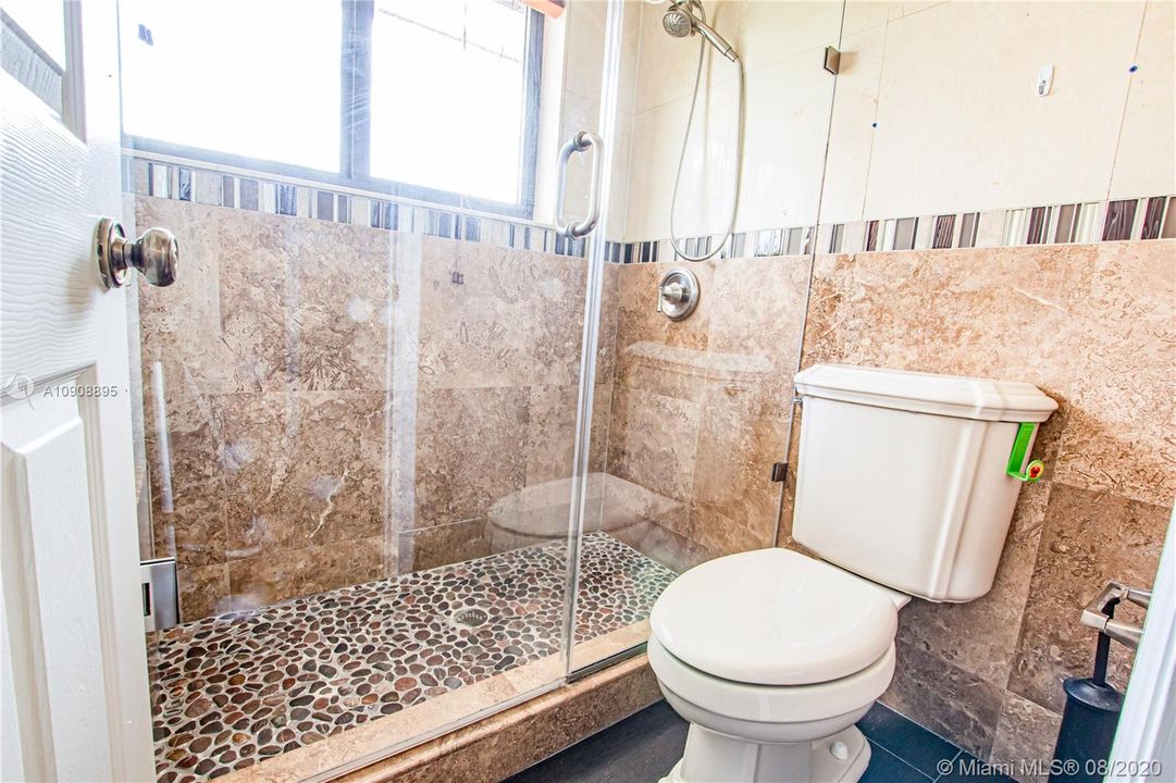 Vendido Recientemente: $950,000 (5 camas, 3 baños, 4213 Pies cuadrados)