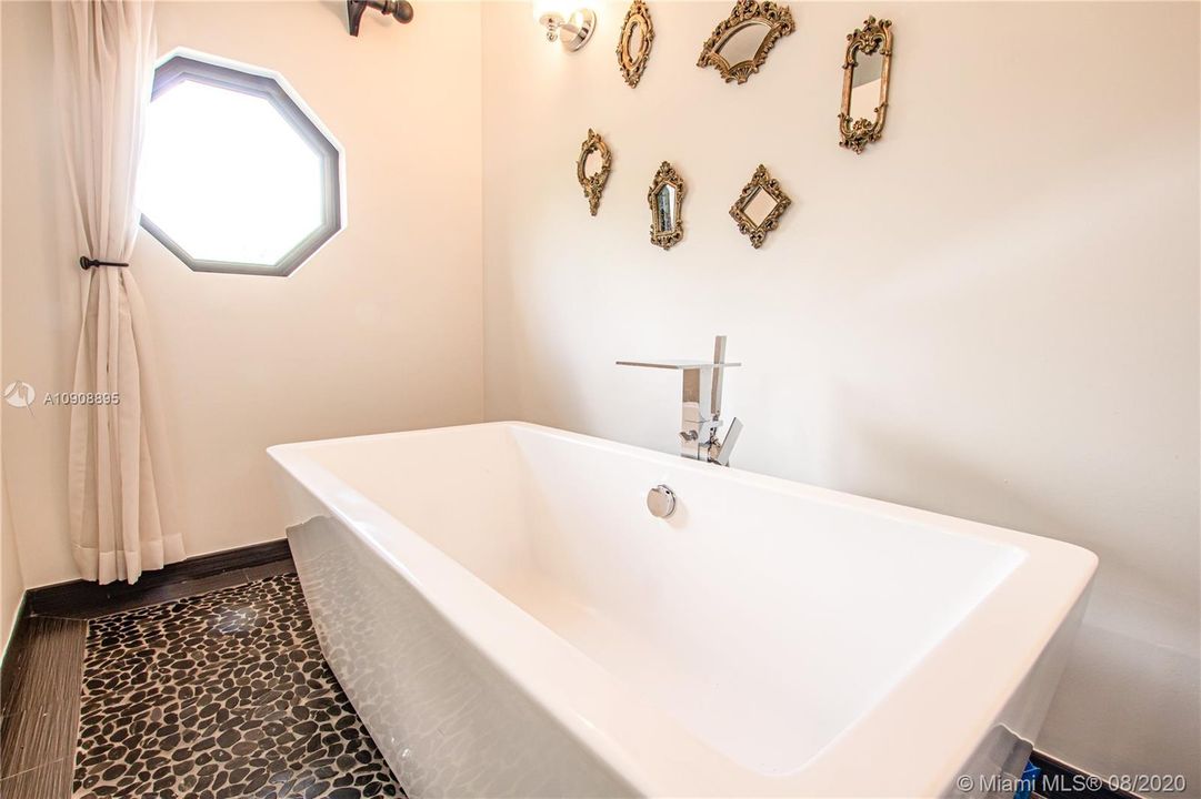 Vendido Recientemente: $950,000 (5 camas, 3 baños, 4213 Pies cuadrados)