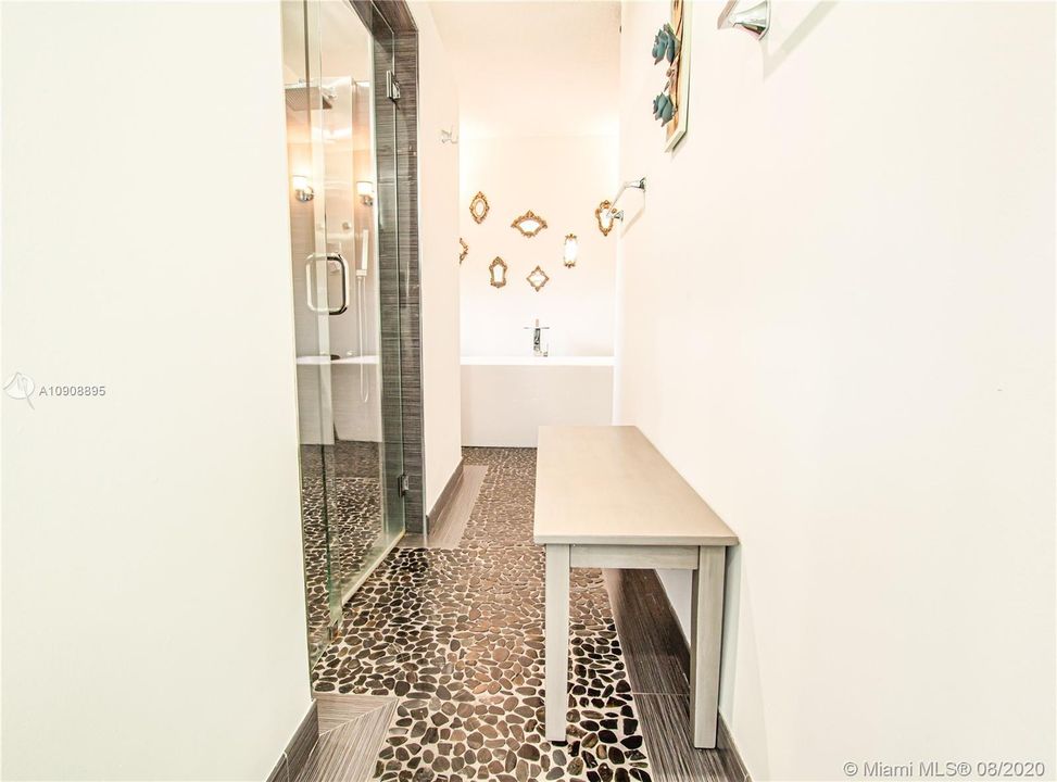Vendido Recientemente: $950,000 (5 camas, 3 baños, 4213 Pies cuadrados)
