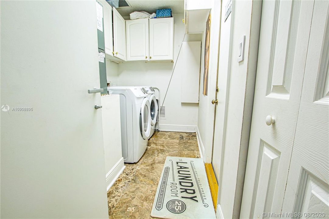 Vendido Recientemente: $950,000 (5 camas, 3 baños, 4213 Pies cuadrados)