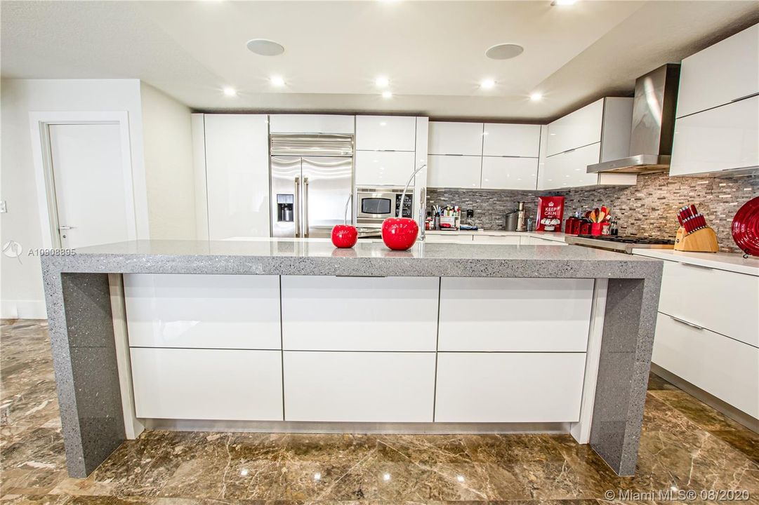 Vendido Recientemente: $950,000 (5 camas, 3 baños, 4213 Pies cuadrados)