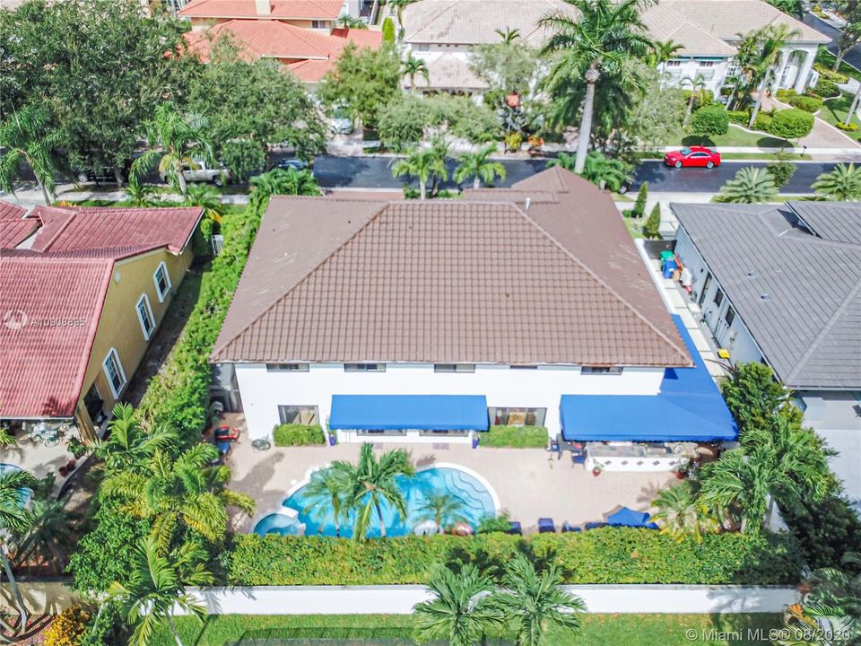 Vendido Recientemente: $950,000 (5 camas, 3 baños, 4213 Pies cuadrados)