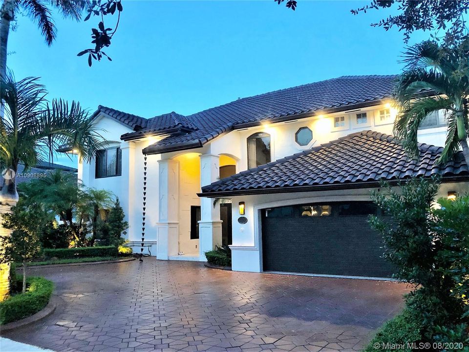 Vendido Recientemente: $950,000 (5 camas, 3 baños, 4213 Pies cuadrados)