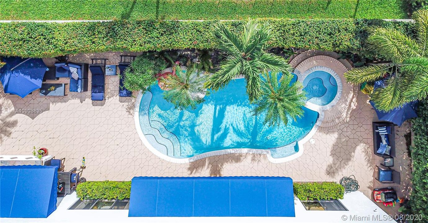 Vendido Recientemente: $950,000 (5 camas, 3 baños, 4213 Pies cuadrados)