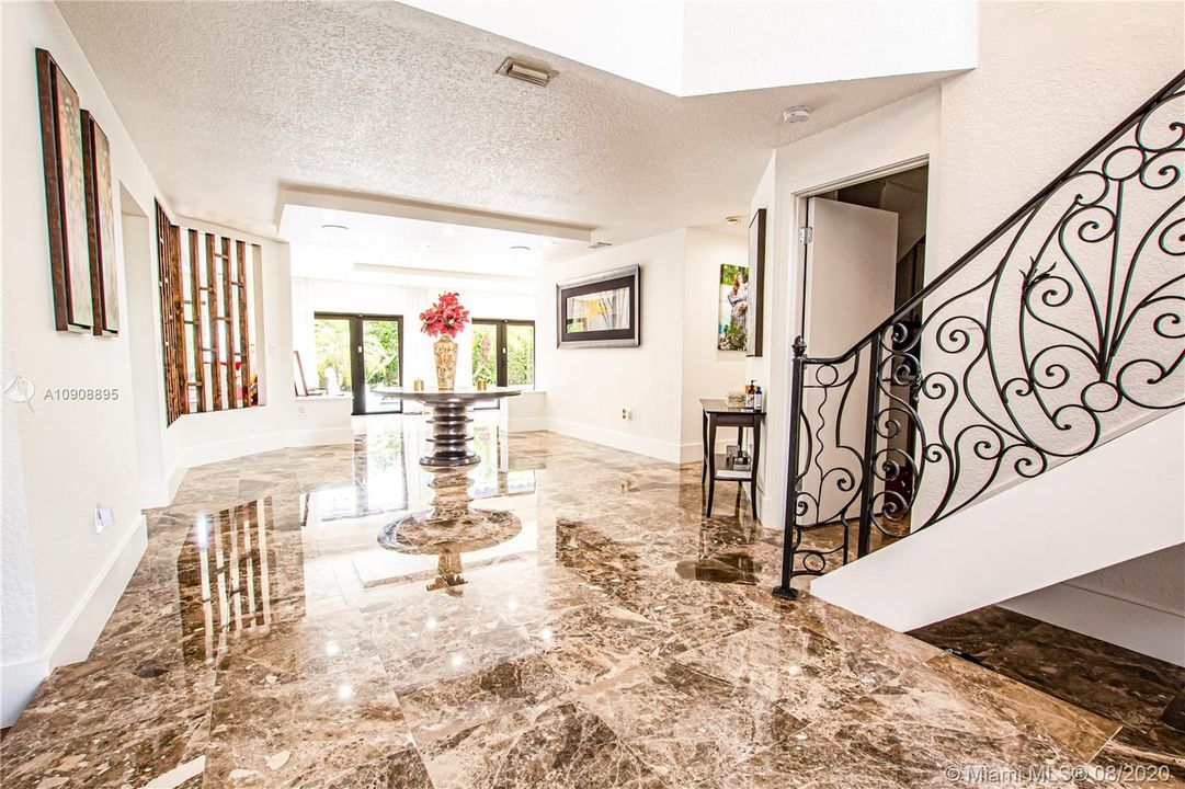 Vendido Recientemente: $950,000 (5 camas, 3 baños, 4213 Pies cuadrados)