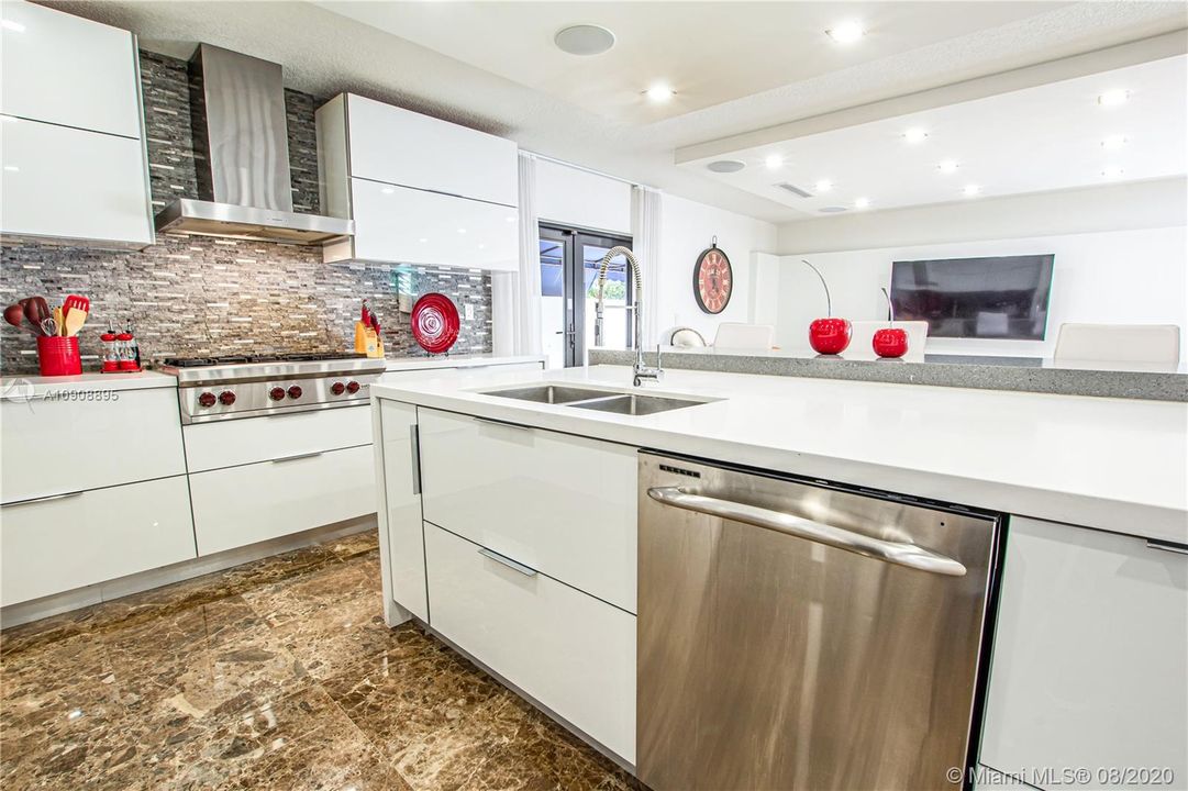 Vendido Recientemente: $950,000 (5 camas, 3 baños, 4213 Pies cuadrados)