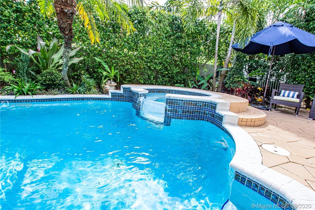 Vendido Recientemente: $950,000 (5 camas, 3 baños, 4213 Pies cuadrados)