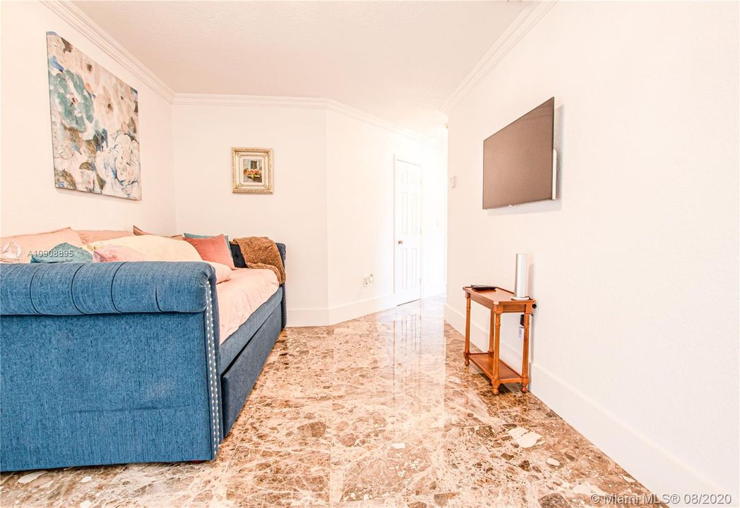 Vendido Recientemente: $950,000 (5 camas, 3 baños, 4213 Pies cuadrados)