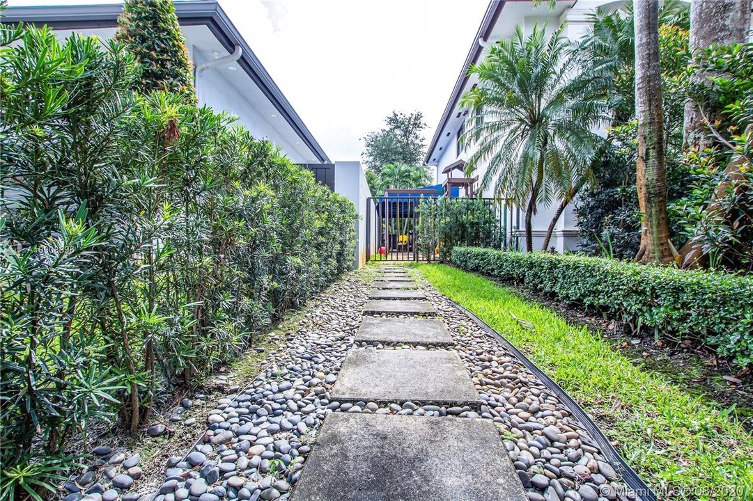 Vendido Recientemente: $950,000 (5 camas, 3 baños, 4213 Pies cuadrados)