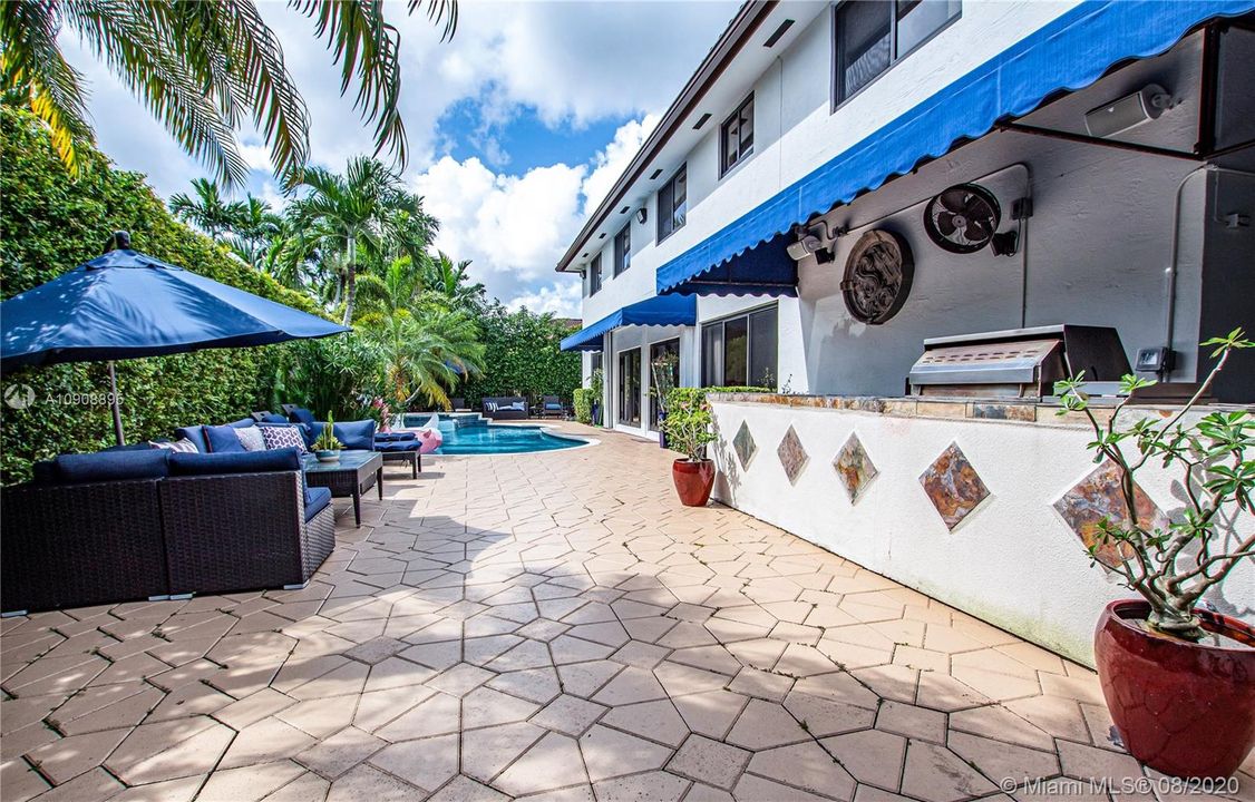 Vendido Recientemente: $950,000 (5 camas, 3 baños, 4213 Pies cuadrados)