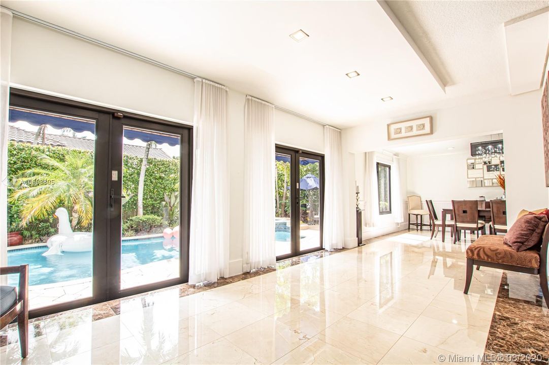 Vendido Recientemente: $950,000 (5 camas, 3 baños, 4213 Pies cuadrados)