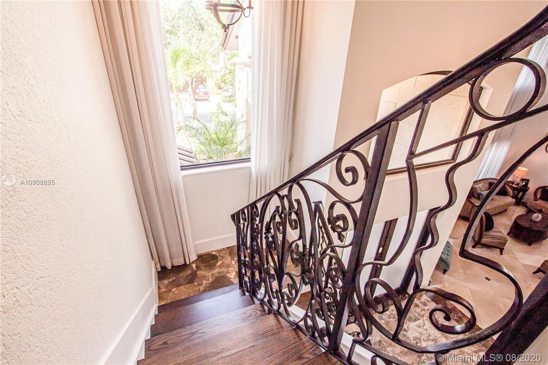 Vendido Recientemente: $950,000 (5 camas, 3 baños, 4213 Pies cuadrados)