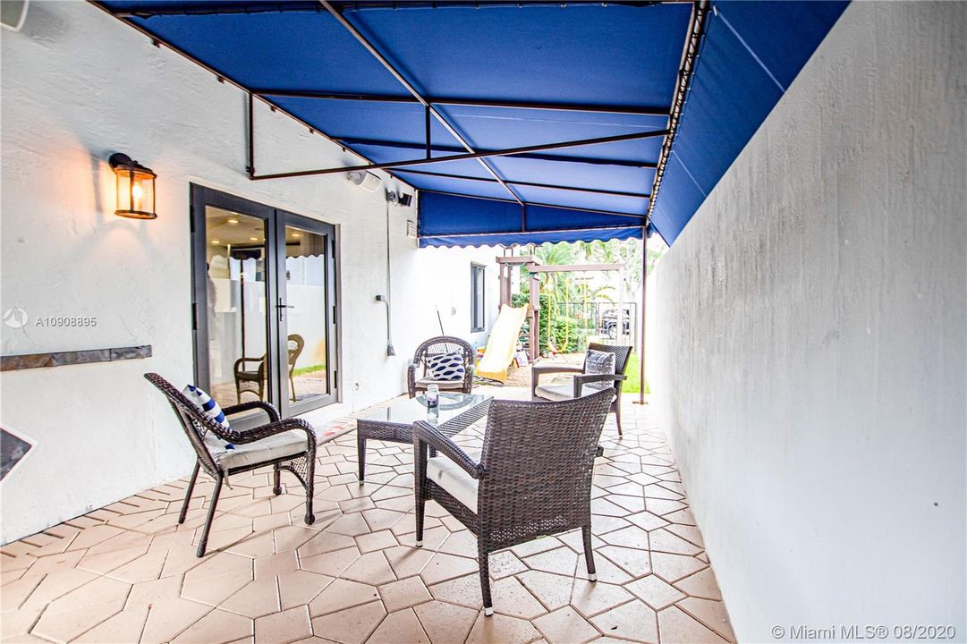 Vendido Recientemente: $950,000 (5 camas, 3 baños, 4213 Pies cuadrados)