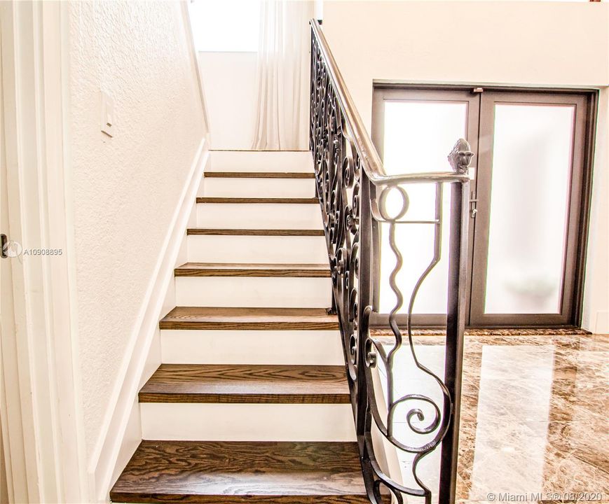 Vendido Recientemente: $950,000 (5 camas, 3 baños, 4213 Pies cuadrados)