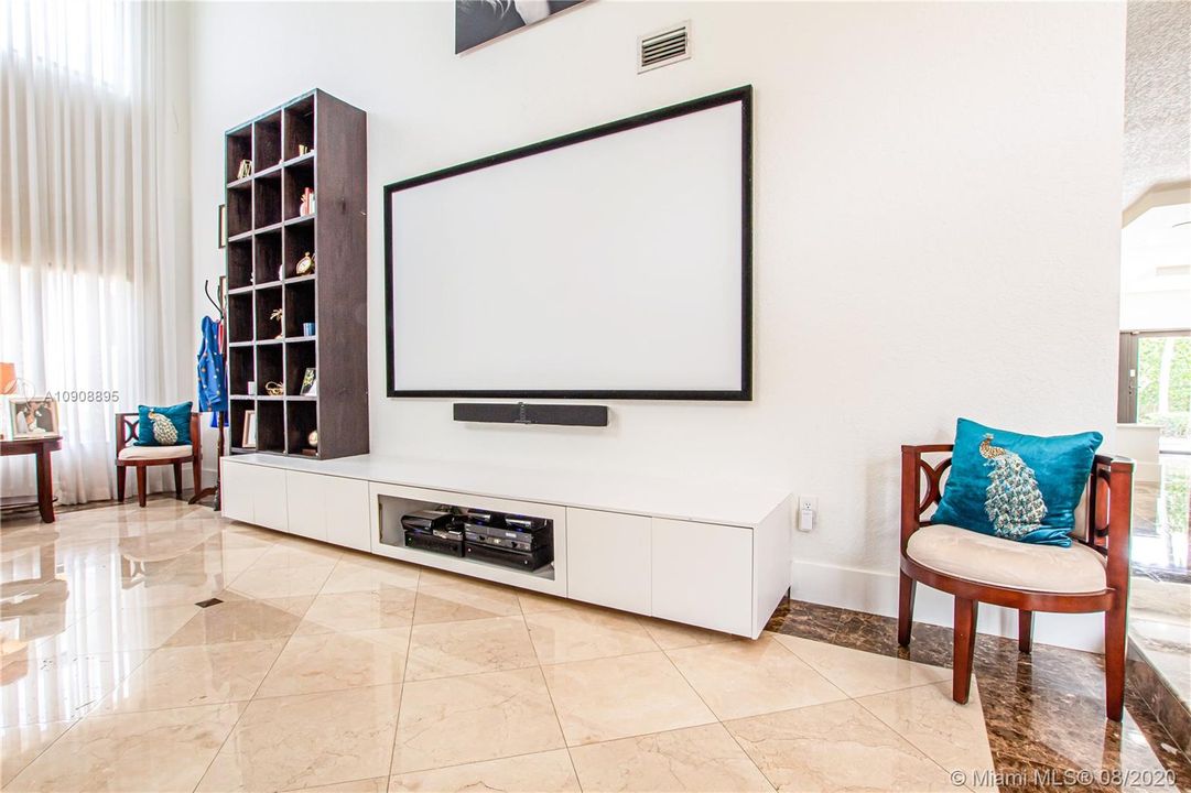 Vendido Recientemente: $950,000 (5 camas, 3 baños, 4213 Pies cuadrados)