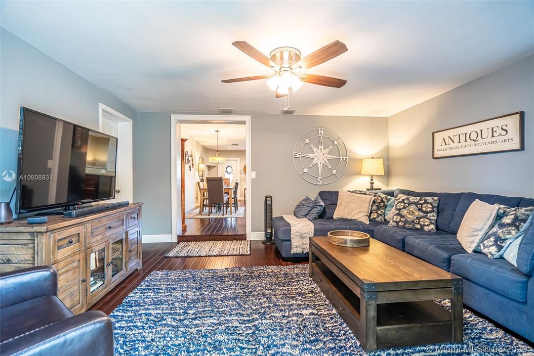 Vendido Recientemente: $369,000 (3 camas, 2 baños, 1589 Pies cuadrados)