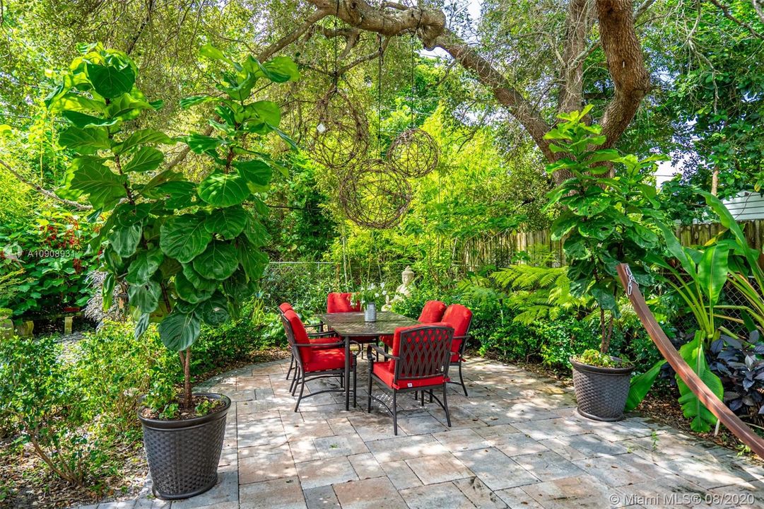 Vendido Recientemente: $369,000 (3 camas, 2 baños, 1589 Pies cuadrados)