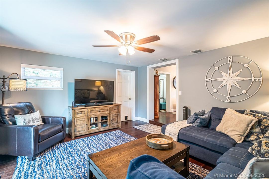 Vendido Recientemente: $369,000 (3 camas, 2 baños, 1589 Pies cuadrados)