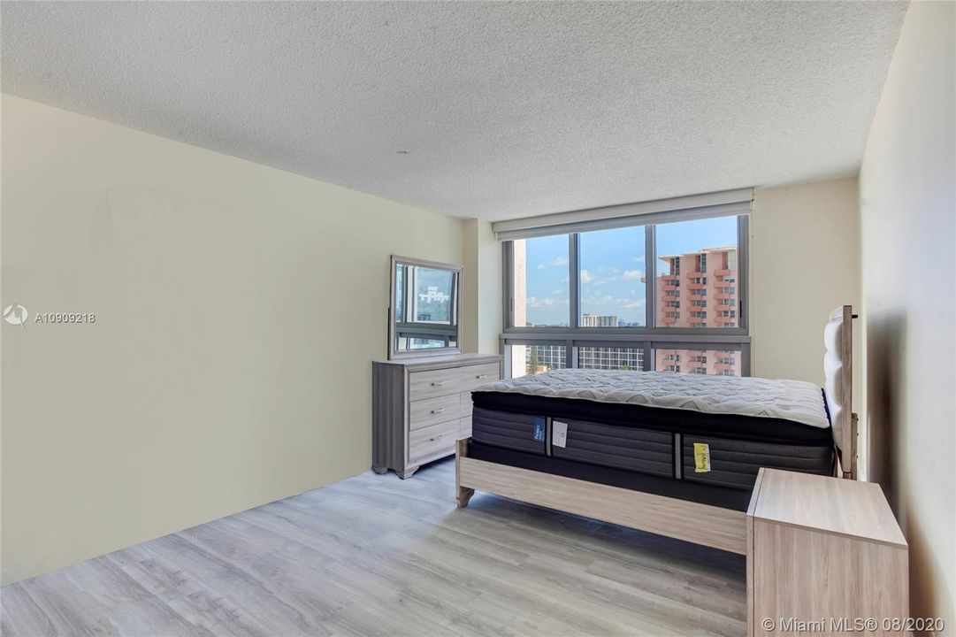 Recently Sold: $395,000 (2 beds, 1 baths, 1122 Square Feet)