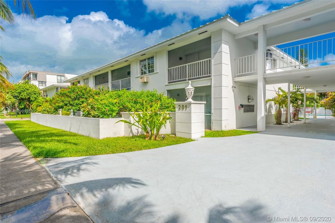 Recently Sold: $325,000 (1 beds, 1 baths, 779 Square Feet)