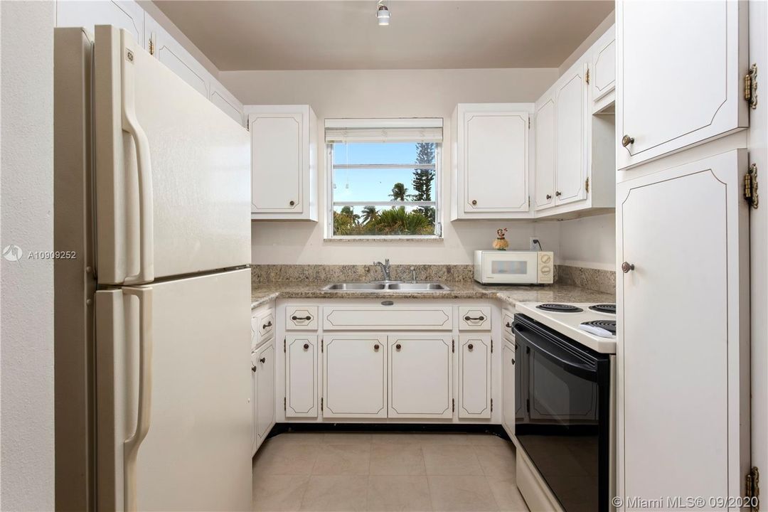 Recently Sold: $325,000 (1 beds, 1 baths, 779 Square Feet)